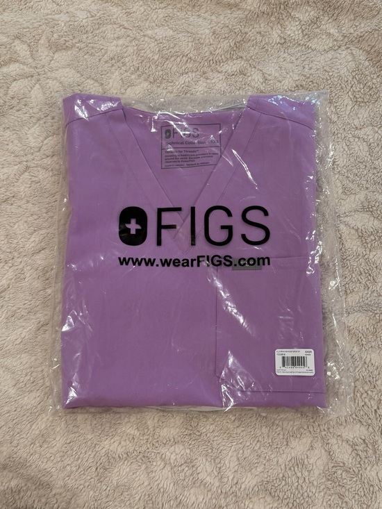 Figs Tops - Figs Catarina One-Pocket Scrub Top - Wild Iris
